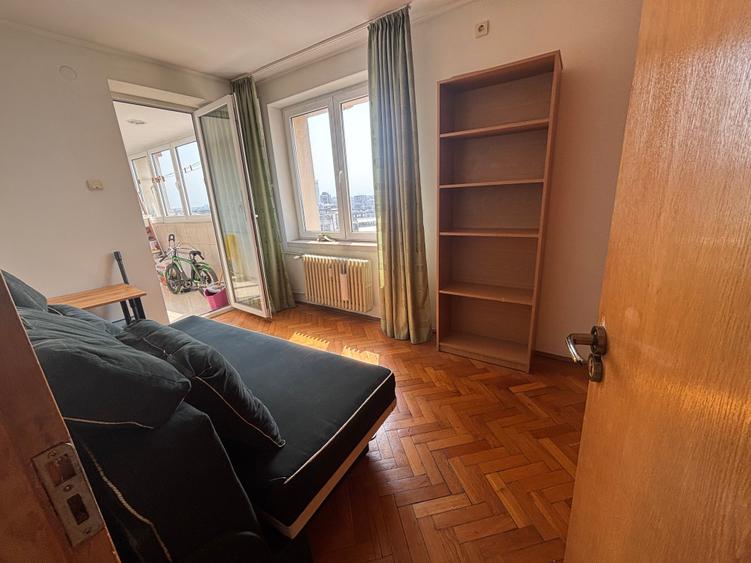 Apartament cu 3 camere semidecomandat în Sala Palatului