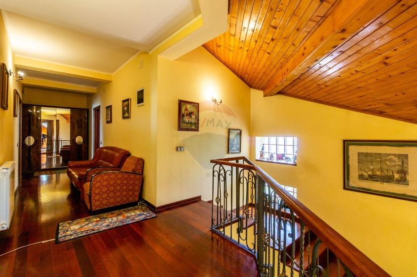 Casă individuală cu 7 camere cu Teren 3249 Mp în Central