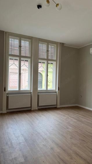Casă cu 7 camere cu Teren 892 Mp în Central