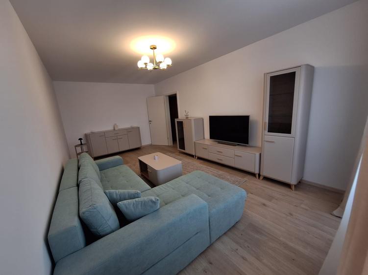 Apartament cu 2 camere decomandat în Tractorul