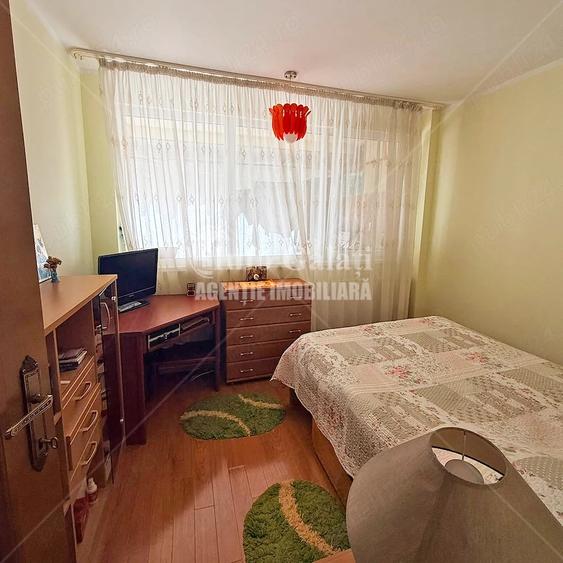 Apartament cu 4 camere semidecomandat în Micro 16
