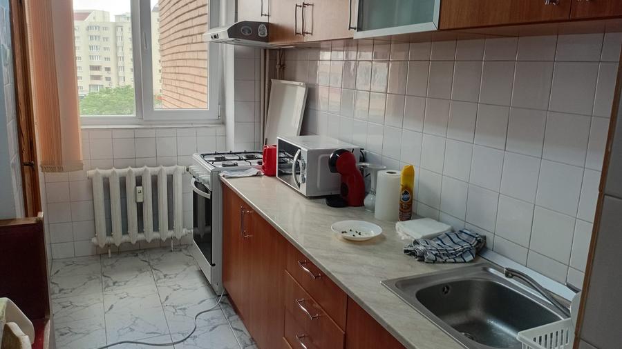 Apartament cu 3 camere decomandat, mobilat în Intim