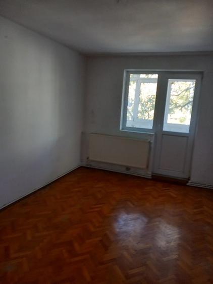 Apartament cu 3 camere semidecomandat în Micro 14