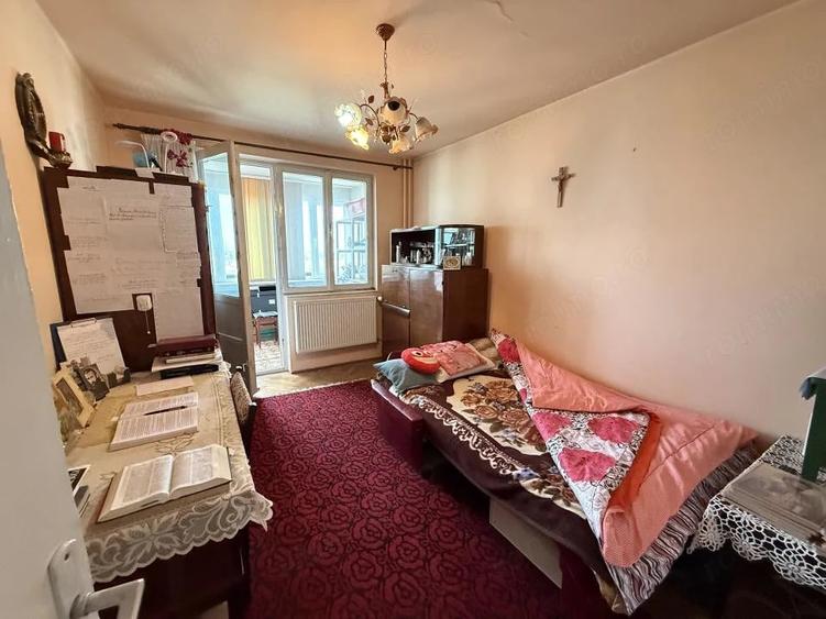 Apartament cu 3 camere semidecomandat în Girocului