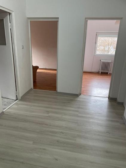 Apartament cu 3 camere decomandat în Suseni