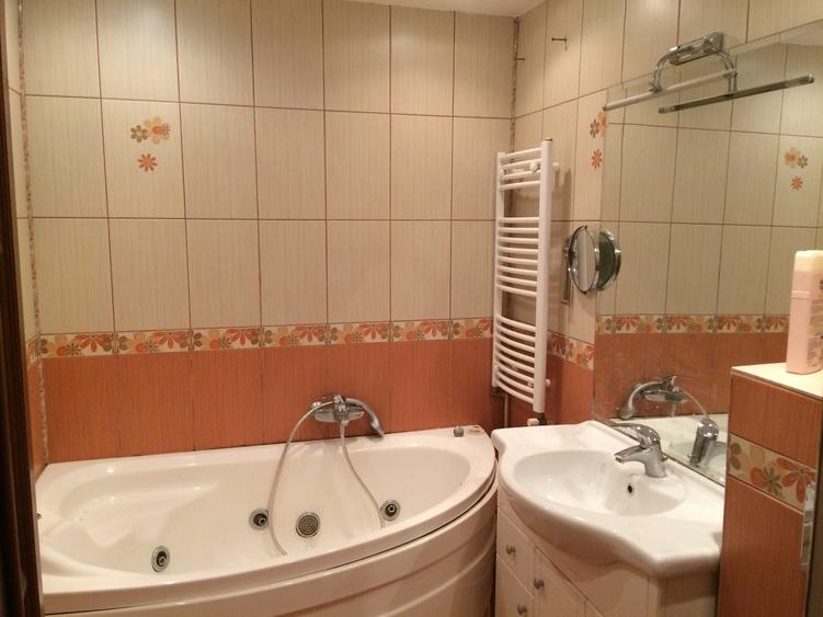 Apartament cu 4 camere decomandat în Băneasa