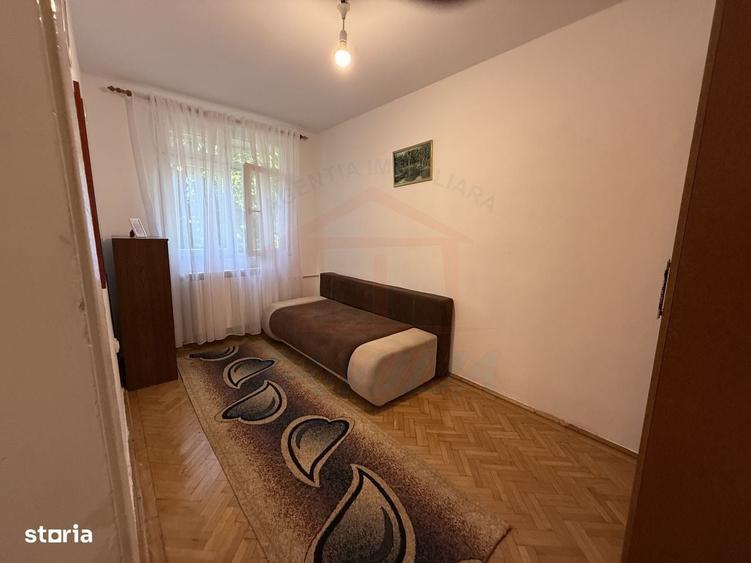 Apartament cu 3 camere semidecomandat în Sârbi