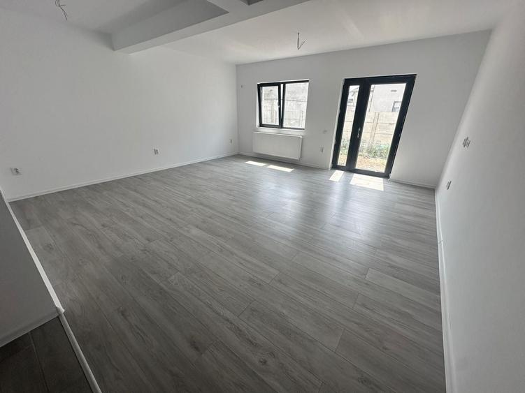 Duplex cu 4 camere cu Canalizare în Central