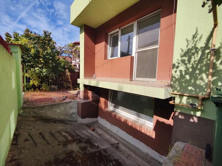 Casă cu 6 camere cu Canalizare în Central