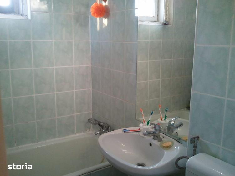 Apartament cu 3 camere semidecomandat în Giulești