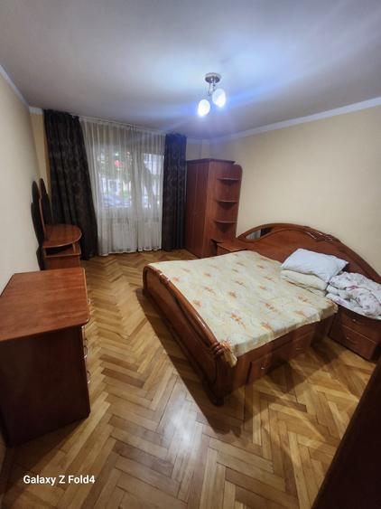 Apartament cu 3 camere decomandat în Tudor