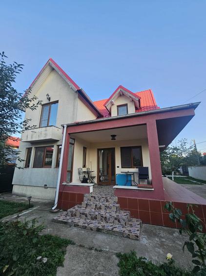 Casă cu 4 camere în Domnești