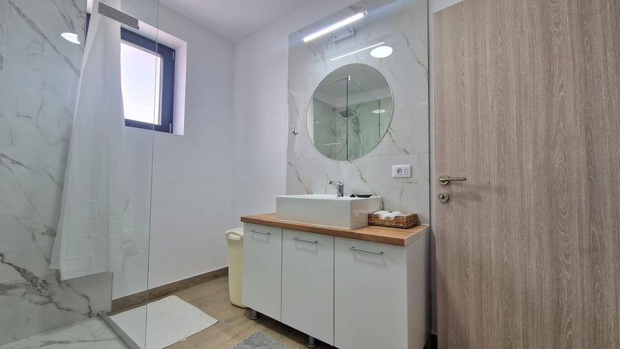Apartament cu 2 camere semidecomandat în 1 Decembrie