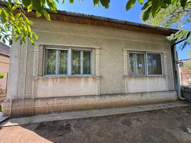 Casă cu 3 camere decomandat în Central