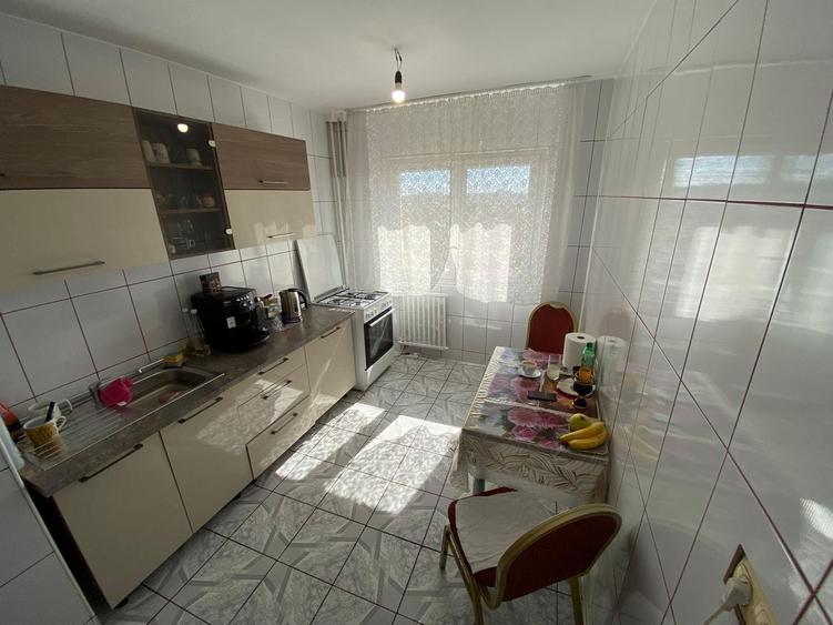 Apartament cu 3 camere decomandat, mobilat în Lacul Tei
