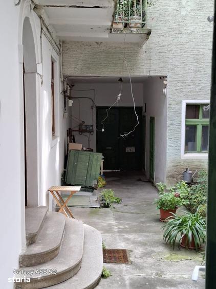 Apartament cu 3 camere semidecomandat în Schei
