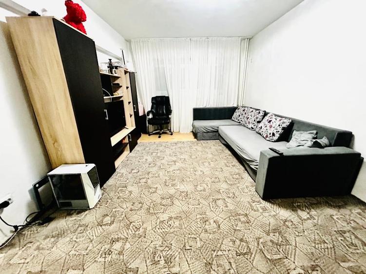 Apartament cu 3 camere semidecomandat în Colentina