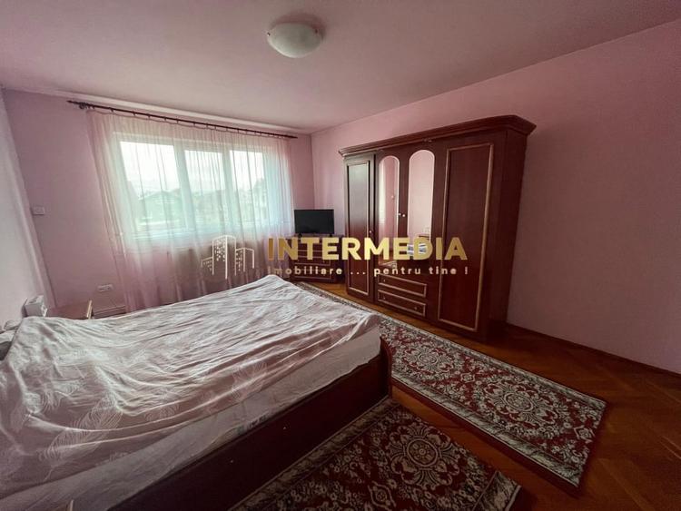 Casă individuală cu 8 camere cu Canalizare în Cetate
