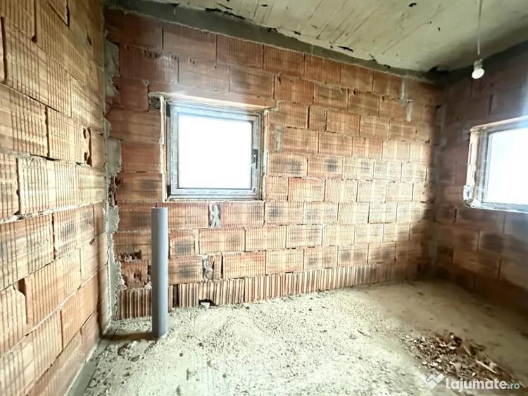 Casă cu 5 camere cu Teren 305 Mp în Dumbrăvița