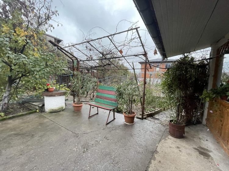 Casă individuală cu 10 camere cu Teren 825 Mp în Orașul de Jos