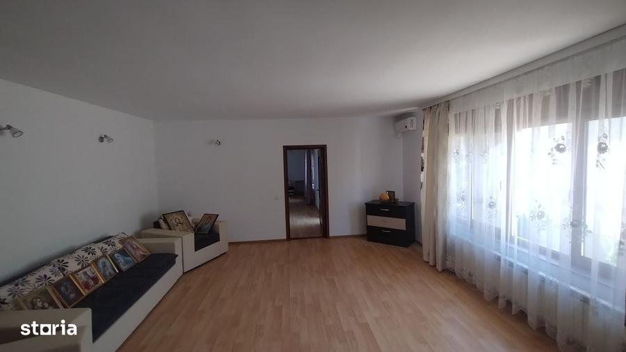 Casă cu 4 camere în Zorile