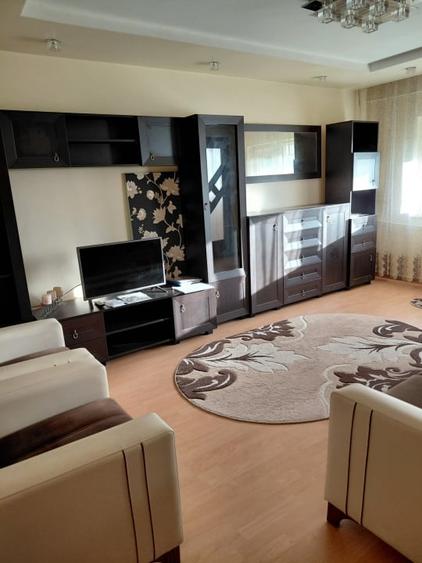 Apartament cu 3 camere decomandat, mobilat în Craiovița Nouă