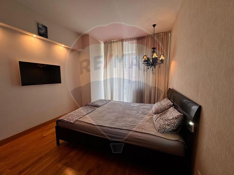 Apartament cu 3 camere semidecomandat, mobilat în Periferie