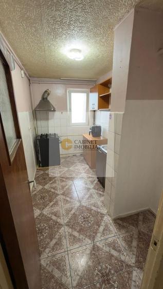 Apartament cu 3 camere semidecomandat în Giulești