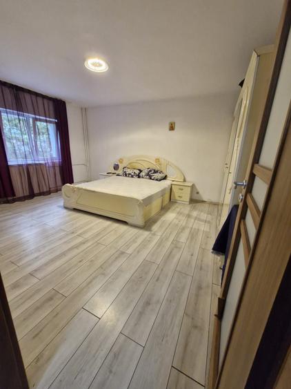 Apartament cu 3 camere decomandat în Vitan