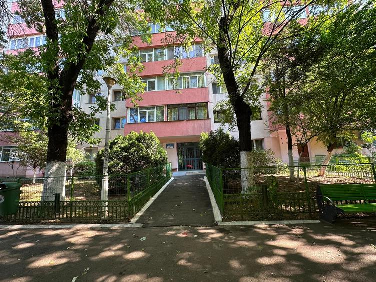 Apartament cu 3 camere decomandat în Progresul