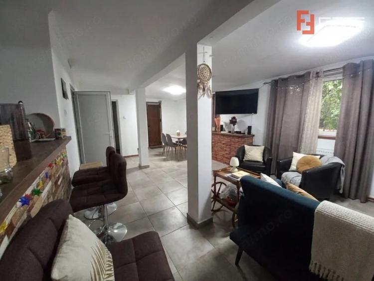 Casă cu Teren 3000 Mp în Plopi
