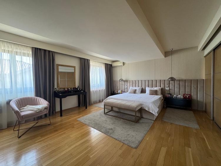 Casă cu 8 camere cu Teren 530 Mp în Pipera
