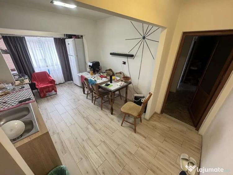 Apartament cu 3 camere decomandat în Poarta 6