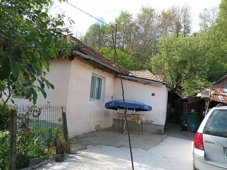 Casă cu 2 camere cu Teren 500 Mp în Cârlomănești