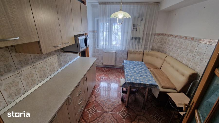 Apartament cu 3 camere decomandat în Tractorul