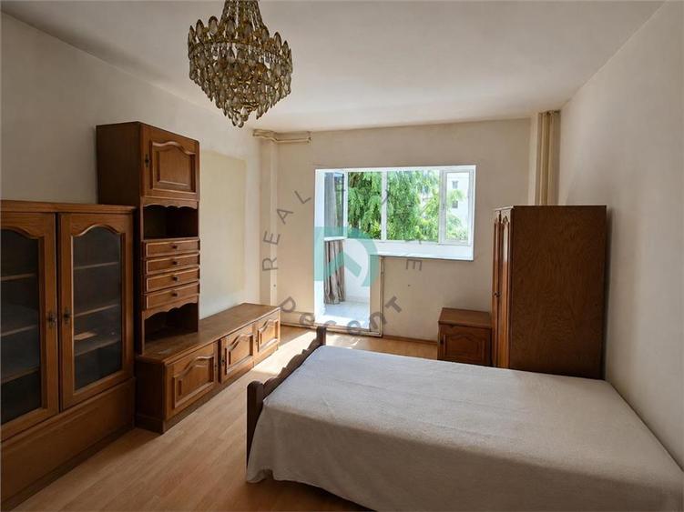 Apartament cu 3 camere decomandat în Calea București