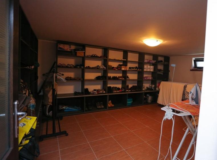 Casă cu 9 camere cu Canalizare în 1 Decembrie