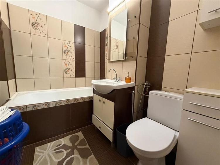 Apartament cu 4 camere decomandat în Târgu Cucu