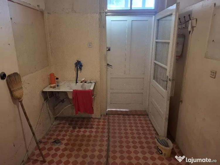 Apartament cu 3 camere semidecomandat în Central