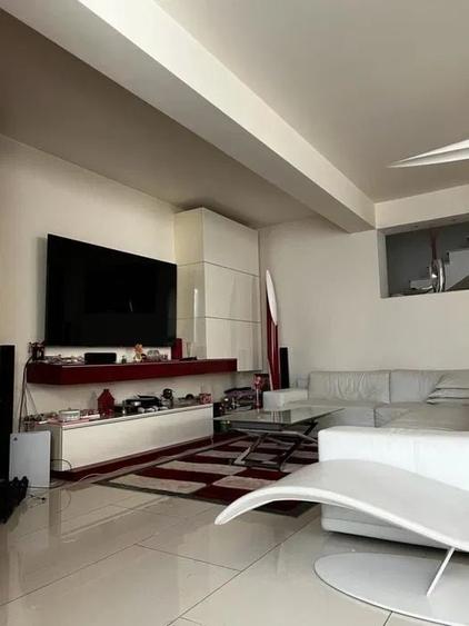 Casă individuală cu 10 camere cu Canalizare în Primo
