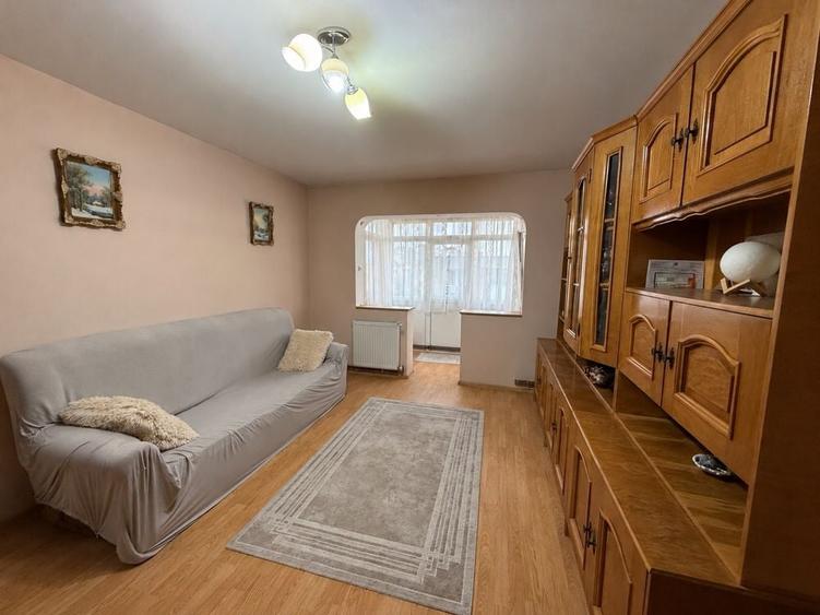 Apartament cu 3 camere semidecomandat în Craiovița Nouă