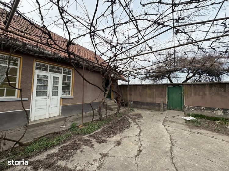 Casă cu 4 camere în Sântion