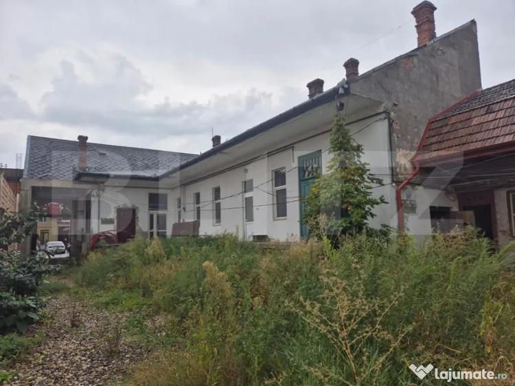Casă cu 7 camere cu Teren 1021 Mp în Central
