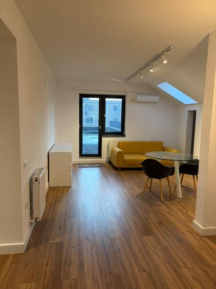 Apartament cu 3 camere semidecomandat, mobilat în Florilor