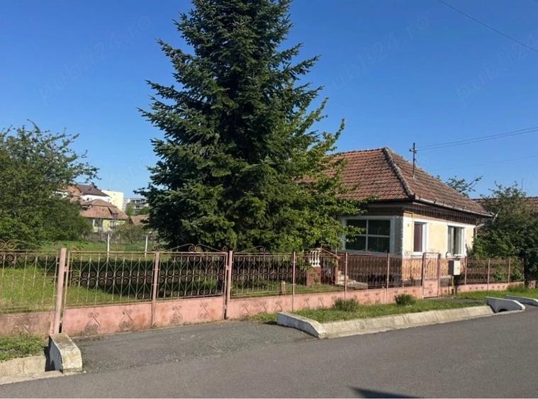 Casă cu 2 camere cu Teren 1000 Mp în Central