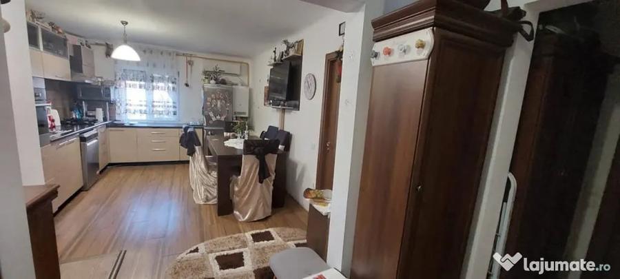 Apartament cu 4 camere decomandat, mobilat în 1 Mai