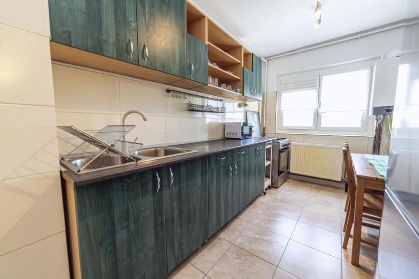 Apartament cu 2 camere semidecomandat, mobilat în Tei