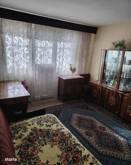 Apartament cu 2 camere semidecomandat în Craiovița Nouă