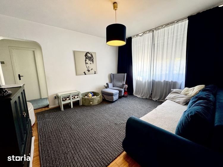 Apartament cu 3 camere semidecomandat în 1 Mai