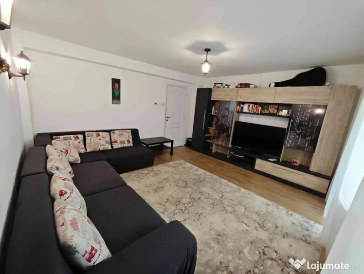 Apartament cu 3 camere decomandat în Păcii
